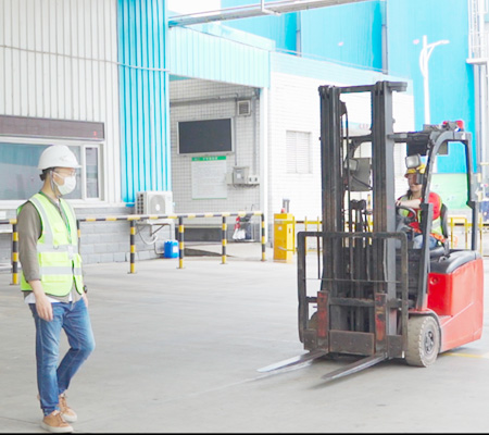 食品行業(yè)的叉車(chē)安全新篇章：AI防撞系統(tǒng)助力乳制品生產(chǎn)